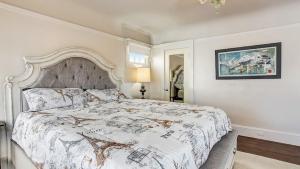 a bedroom with a large bed in a room at Come experience the Sunsets ! in San Francisco