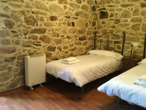 A bed or beds in a room at Casa Camiño de Santiago