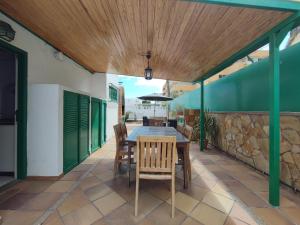 Патио или другая зона на открытом воздухе в splendid bungalow next to dunes