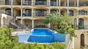 - Vistas al exterior de un edificio con piscina en Casa Blanca Two Bedroom,two Bath Oceanview Condo en Coco