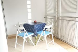 uma mesa com duas cadeiras e uma mesa e cadeiras azuis em Apartman AVA, 2+3, 250m od plaže em Novi Vinodolski