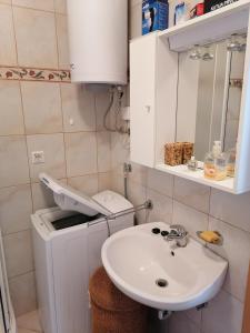 uma pequena casa de banho com um lavatório e um espelho em Apartman AVA, 2+3, 250m od plaže em Novi Vinodolski