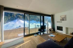 TV a/nebo společenská místnost v ubytování Schooren des Alpes Luxury Penthouses & Apartments with SPA & Pools close Ischgl