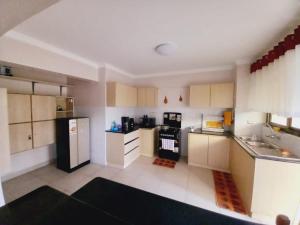 FH apartments opposite culture mambo في ناكورو: مطبخ مع ثلاجة بيضاء وسوداء