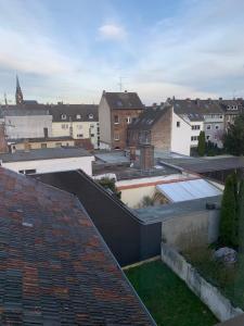 uma vista para uma cidade com edifícios e telhados em Easy travel - apartment in Krefeld Zentrum em Krefeld