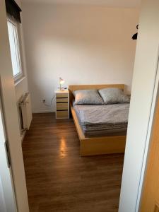 um quarto com uma cama e um candeeiro numa mesa de cabeceira em Easy travel - apartment in Krefeld Zentrum em Krefeld