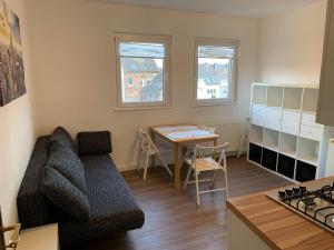 een woonkamer met een bank en een tafel bij Easy travel - apartment in Krefeld Zentrum in Krefeld