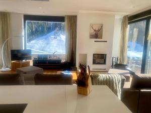 TV a/nebo společenská místnost v ubytování Schooren des Alpes Luxury Penthouses & Apartments with SPA & Pools close Ischgl