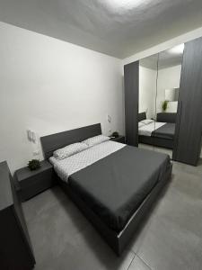 ein Schlafzimmer mit einem großen Bett und einem Spiegel in der Unterkunft Le magnolie in San Salvo