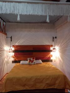 sypialnia z dużym łóżkiem z oświetleniem w obiekcie Aldea Kinich w mieście Tulum
