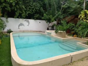 una gran piscina en un patio en Aldea Kinich, en Tulum