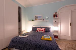 a bedroom with a bed with two towels on it at Happy Island in Rome