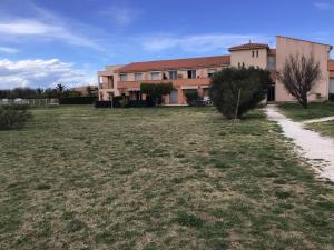 uma casa com um grande quintal em frente em Las Paganes em Argelès-sur-Mer