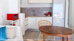 een kleine keuken met een tafel en een magnetron bij Ocean Apartment Gran Canaria in Maspalomas