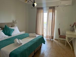 Postel nebo postele na pokoji v ubytování St Nicholas Tsilivi Apts by "elite"