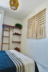 - une chambre avec un lit, une fenêtre et une échelle dans l'établissement Departamento eco-chic a 10 min del centro, à Tulum