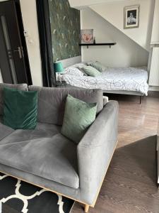 uma sala de estar com um sofá e uma cama em Apartament Trocera em Zabrze