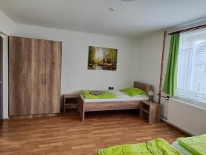 Habitación pequeña con cama y ventana en Penzion Burda, en Sepekov
