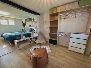 1 dormitorio con cama, escritorio y silla en Maison du Bonheur, en Montigny-lès-Metz