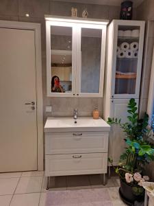 una persona que toma una foto de un lavabo de baño en Lägenhet på Rosenlund, en Jönköping