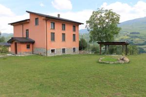 a large house in the middle of a field at Borgo Tiedoli in Borgo Val di Taro