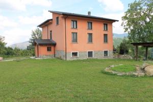 a large house in the middle of a yard at Borgo Tiedoli in Borgo Val di Taro