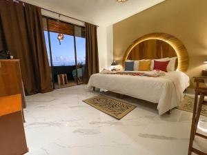 1 dormitorio con cama grande y ventana grande en Akuazul Resorts Adults Only en Cancún