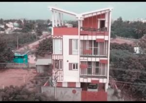 Iris في Chengalpattu: مبنى ابيض كبير بسقف احمر