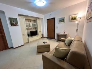 ein Wohnzimmer mit einem Sofa und einem TV in der Unterkunft Appartamento A Casa Nostra in Rivotorto