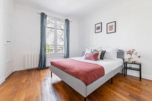 ein Schlafzimmer mit einem großen Bett und einem Fenster in der Unterkunft Spacieux 2 Chambres Appart Boulogne-Quai in Boulogne-Billancourt