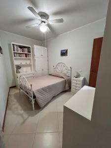 Schlafzimmer mit einem Bett und einem Deckenventilator in der Unterkunft Appartamento A Casa Nostra in Rivotorto