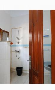 ein kleines Bad mit einer Dusche und einem Waschbecken in der Unterkunft Résidence cœur de Marie in Abomey-Calavi