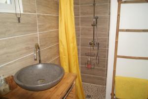 La salle de bains est pourvue d'un lavabo et d'une douche. dans l'établissement Kaz à Skanky, au Gosier