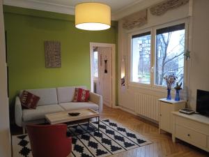 a living room with a couch and a table at Apartamento Guggenheim cèntrico y confortable in Bilbao