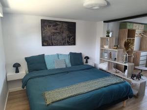 1 dormitorio con 1 cama azul en una habitación en Maison du Bonheur, en Montigny-lès-Metz