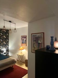 ein Schlafzimmer mit einem Bett und einem Tisch mit einer Lampe in der Unterkunft Appartement au cœur du vieux Rouen in Rouen