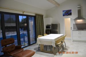 une cuisine et une salle à manger avec une table et des chaises dans l'établissement LA BAMBOUSERAIE, à Saint-Rémy-de-Provence