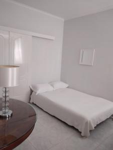 una camera bianca con letto e tavolo di Peaceful oasis ad Atene