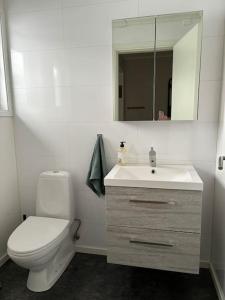 Ett badrum på Koslig bolig med sjøutsikt