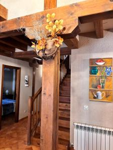 Habitación con escalera de madera y maceta. en Casa Rural Abuelo Regino, en Segovia