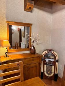 Habitación con escritorio de madera y espejo. en Casa Rural Abuelo Regino, en Segovia