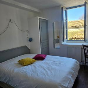 Llit o llits en una habitació de Hôtel Candide