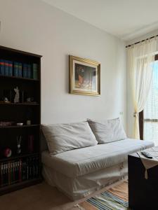 a living room with a couch and a book shelf at Lilly & Gisa casa vacanze in Pedara