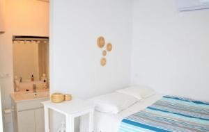 アルゴドナレスにあるCasa Rural Recovecosの白いバスルーム(ベッド1台、シンク付)
