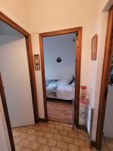 a hallway with a door leading to a bedroom at Evasion du Stade in Saint-Denis