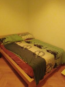 uma cama num quarto com uma estrutura de cama em JIMOBA PLACE em La Chaux-de-Fonds