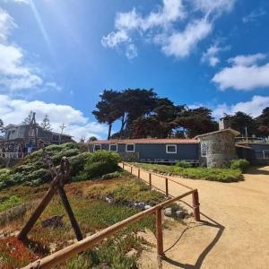 una valla de madera frente a un edificio en Cabañas la Playa, en Isla Negra