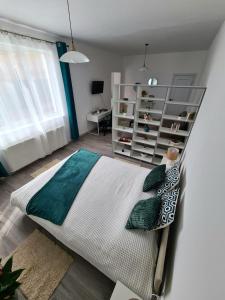 Un pat sau paturi într-o cameră la Phoenix Apartament