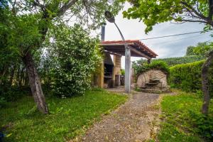 una casa con una luz de la calle en el patio en CASA EL CARMEN 1 en Ciudad Rodrigo