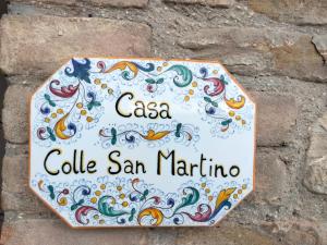 un cartello sul lato di un muro di pietra di Lombardi Rita - Colle S. Martino ad Assisi